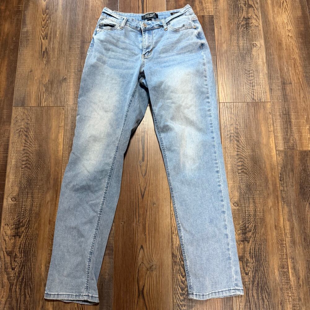 Judy Blue Boyfriend Fit Midrise Light Wash Stretch 1/25